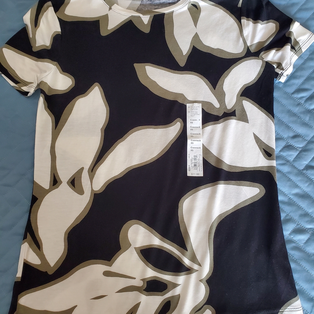 Nine West Black and Cream Leaf Print Tee